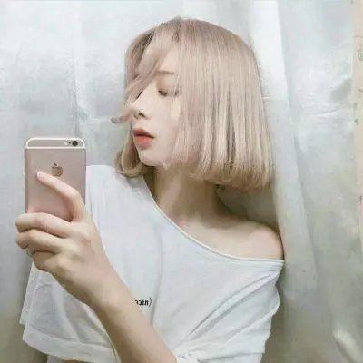 女孩向前走